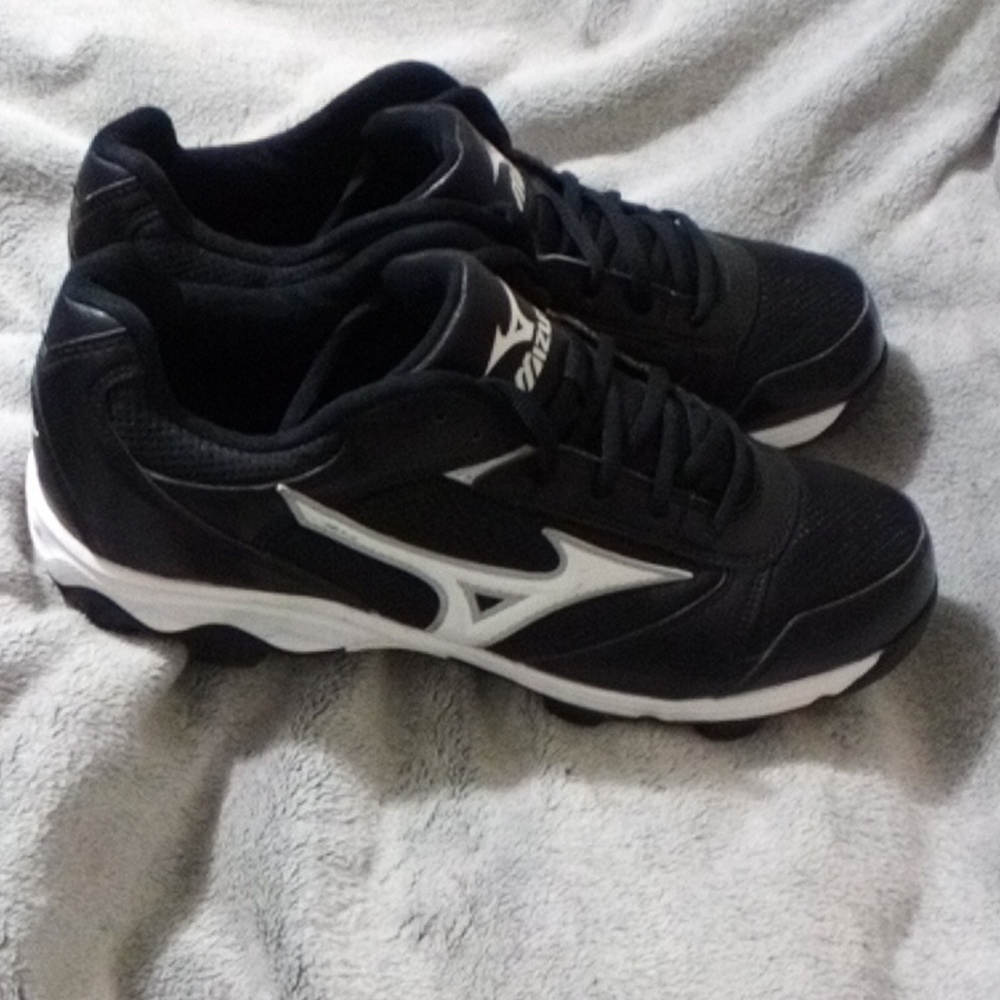 Baseball cleats. - Picture 2 of 7